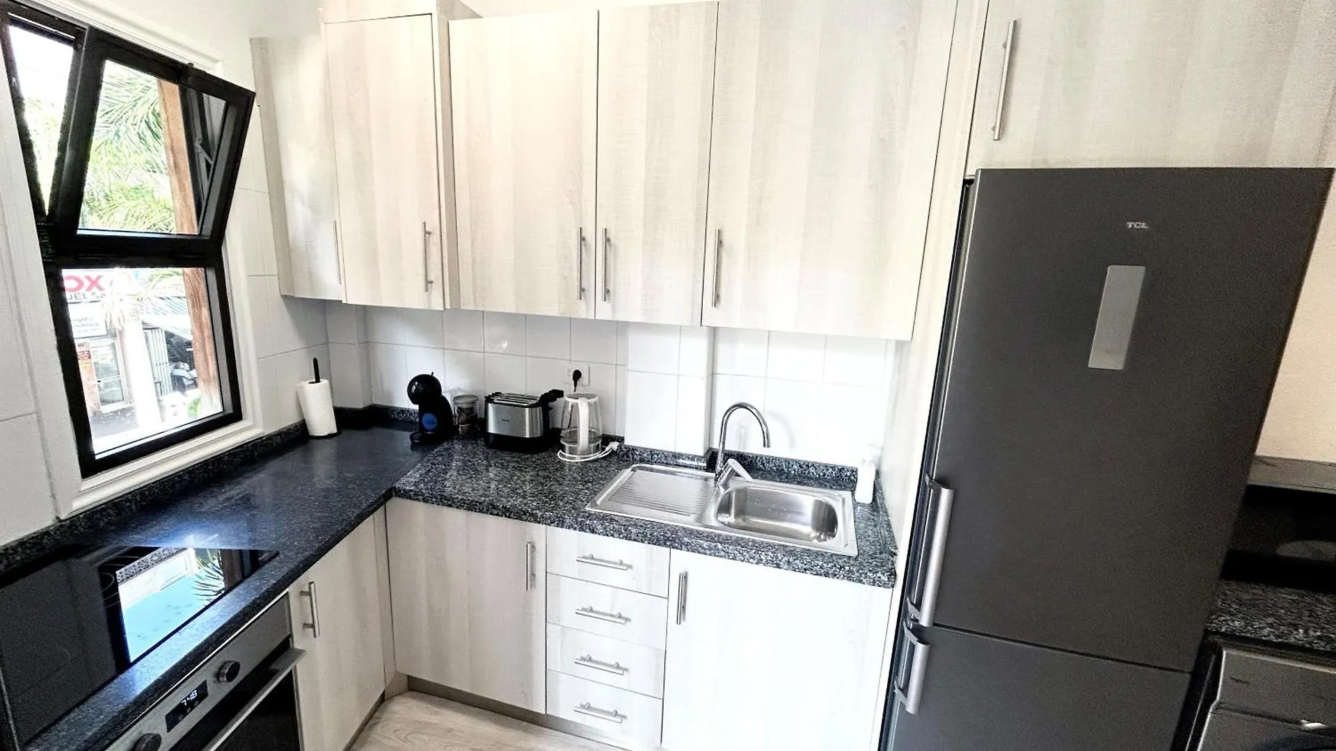 Beautiful, 2 Double Bedrooms Apartment In Central Los Cristianos, 3 Mins From The Beach Arona  0*, Arona (Tenerife)