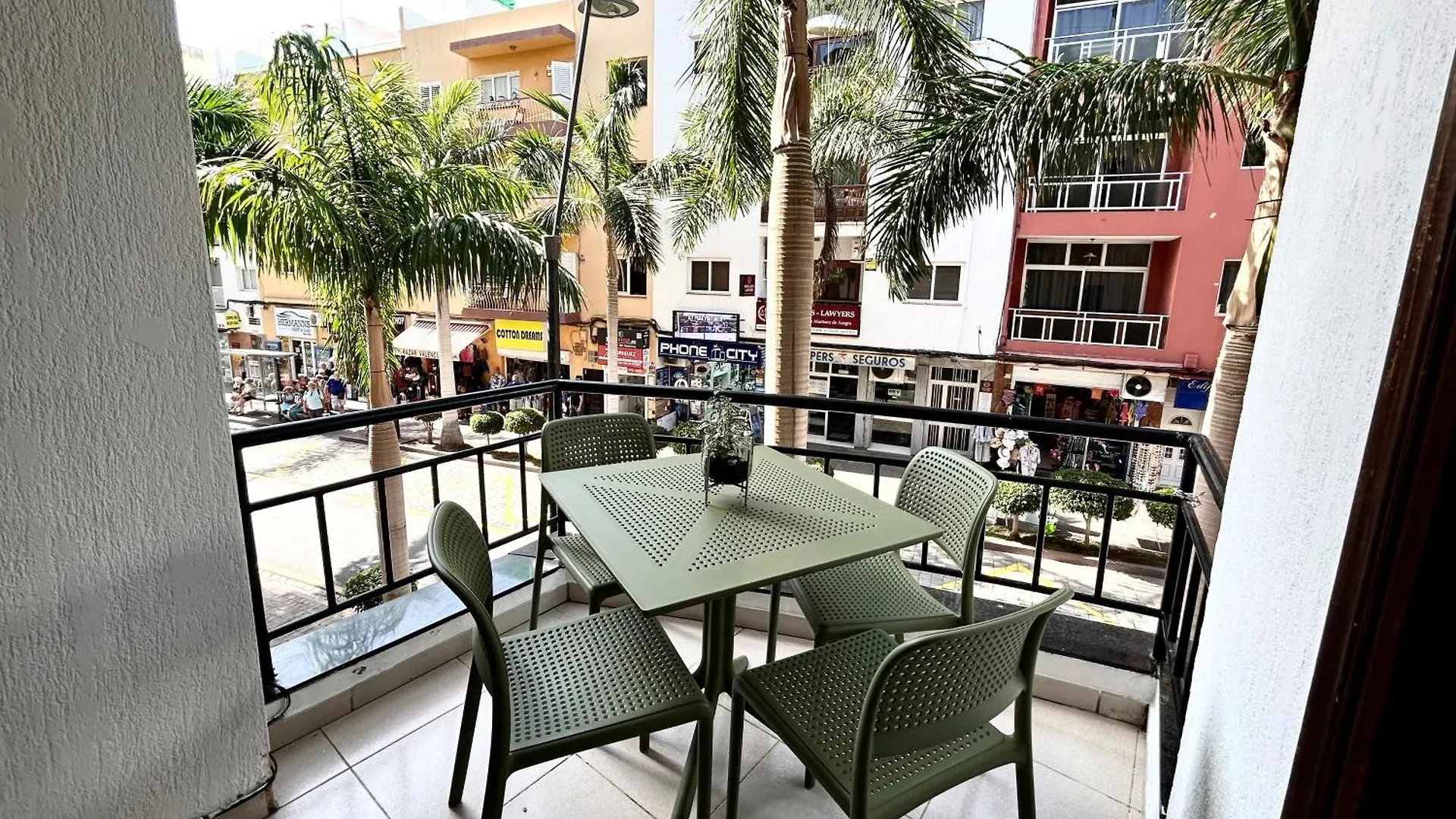 Beautiful, 2 Double Bedrooms Apartment In Central Los Cristianos, 3 Mins From The Beach location