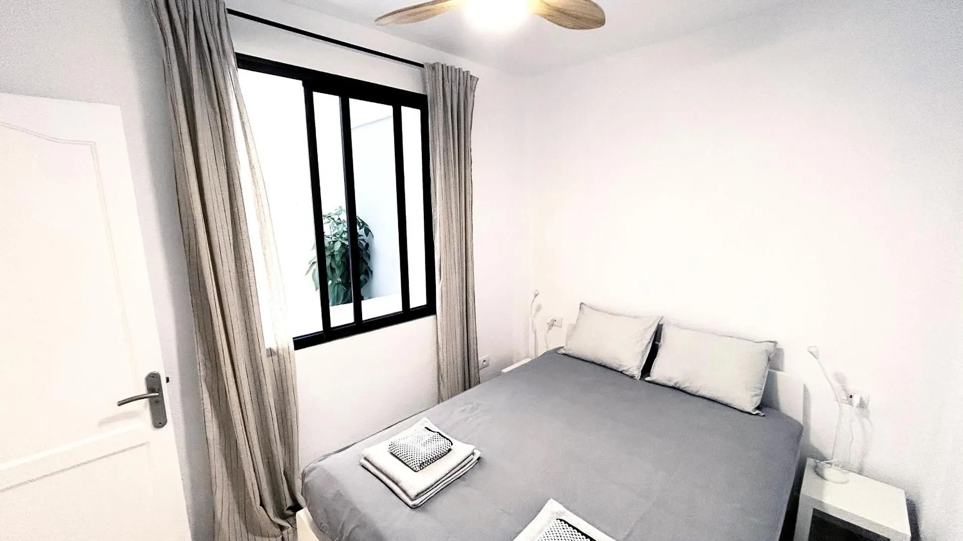 Beautiful, 2 Double Bedrooms Apartment In Central Los Cristianos, 3 Mins From The Beach Arona  Arona (Tenerife)