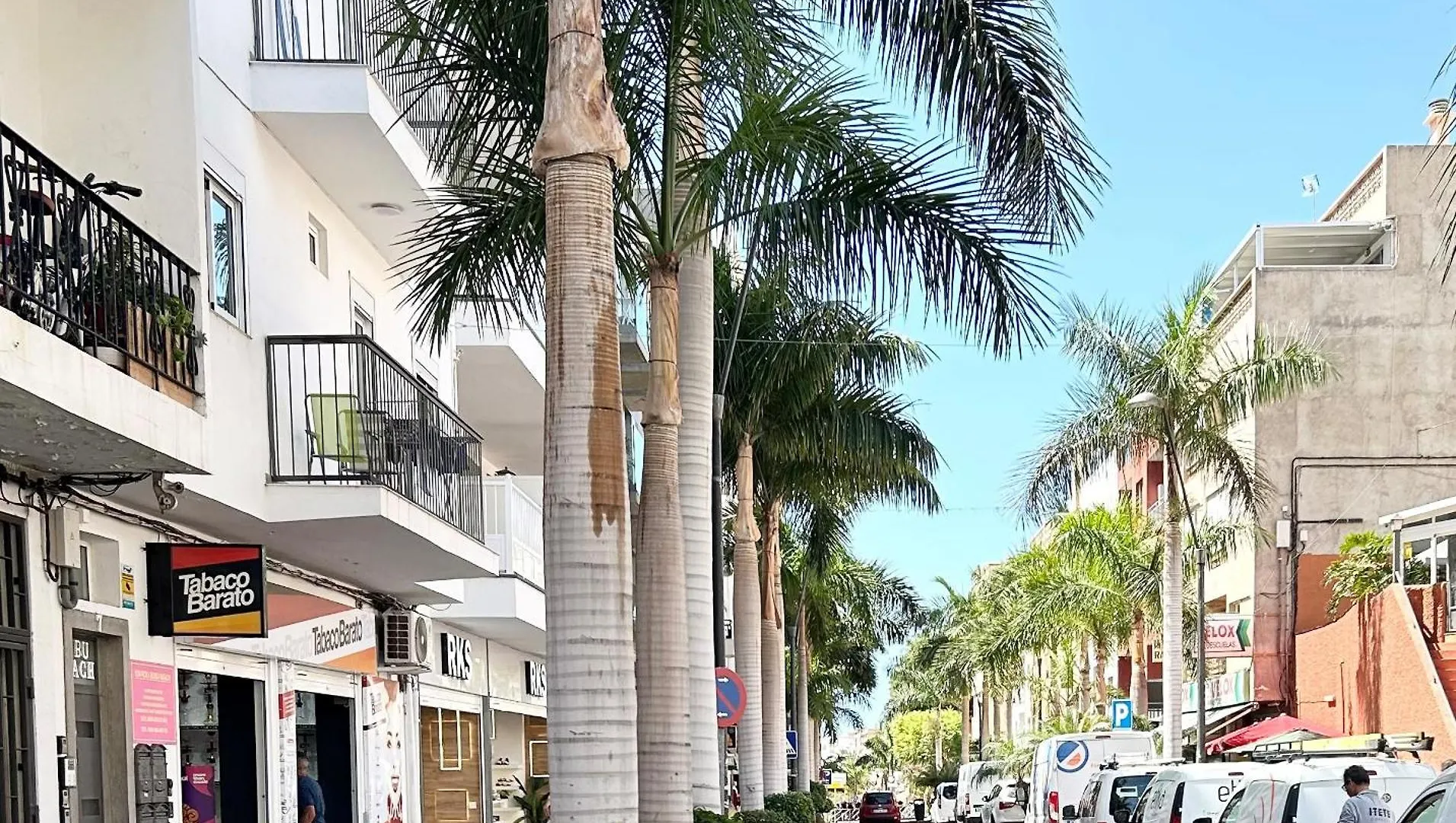 Beautiful, 2 Double Bedrooms Apartment In Central Los Cristianos, 3 Mins From The Beach Arona